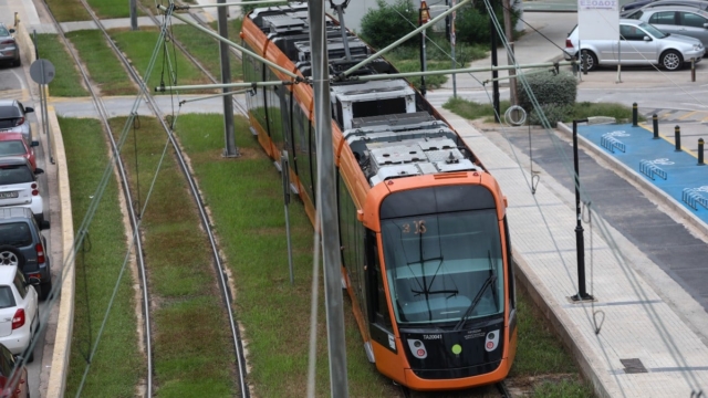 Σοκ στη Γλυφάδα: Πεζός παρασύρθηκε από συρμό του Τραμ!
