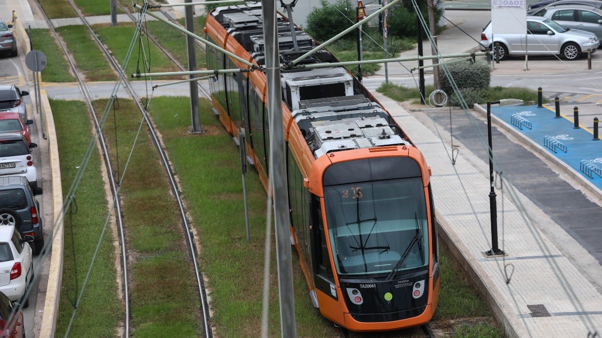 Σοκ στη Γλυφάδα: Πεζός παρασύρθηκε από συρμό του Τραμ!