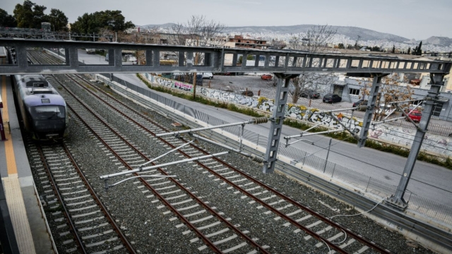 Πλησιάζουν σε τραγωδία: Τρένο προσέκρουσε σε δέντρα σε αμαξοστοιχία Χαλκίδας – Αθήνας