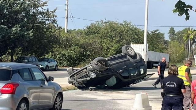 Τροχαίο στη Λάρισα: «Τούμπαρε» αυτοκίνητο αφού προσέκρουσε σε προστατευτικά κιγκλιδώματα (Photo)