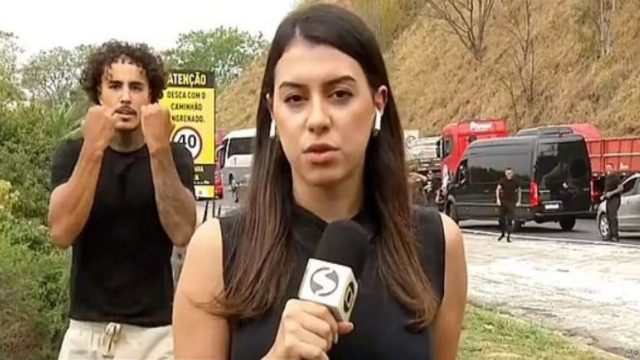 Σάλος: Influencer χορεύει πίσω από ρεπόρτερ με φόντο τροχαίο δυστύχημα με 3 νεκρούς!