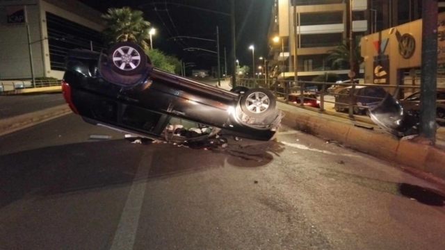 Σοκαριστική εικόνα από τροχαίο: Αυτοκίνητο αναποδογύρισε σε κεντρικό δρόμο της Καλλιθέας (video)