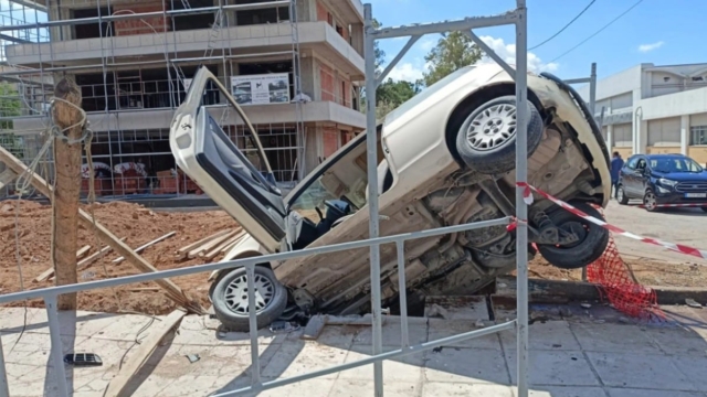 Σοβαρό τροχαίο στην Κάτω Κηφισιά: Όχημα έπεσε μέσα στα θεμέλια οικοδομής