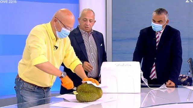 «Αν το φας θα ανέβει η τεστοστερόνη σου για 36 ώρες»: Ο Τσελίκας το τερμάτισε κερνώντας αηδιαστικό φρούτο και γεμίζοντας μπόχα το στούντιο του ΣΚΑΪ