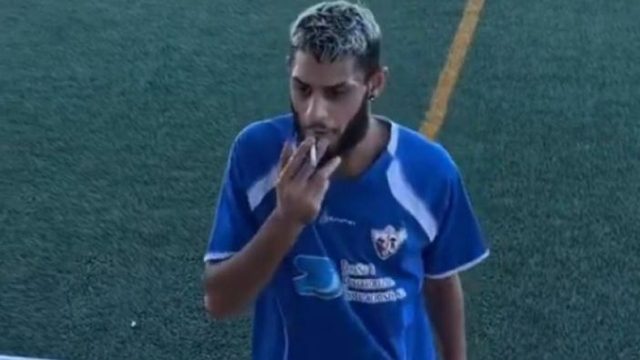 Μερακλής: Παίκτης κάνει «τράκα» τσιγάρο από θεατή και καπνίζει εν ώρα αγώνα! (video)