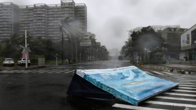 Συναγερμός στην Κίνα: Σαρώνει ο σούπερ-τυφώνας «Γιάγκι» – 2 νεκροί και 92 τραυματίες (video)