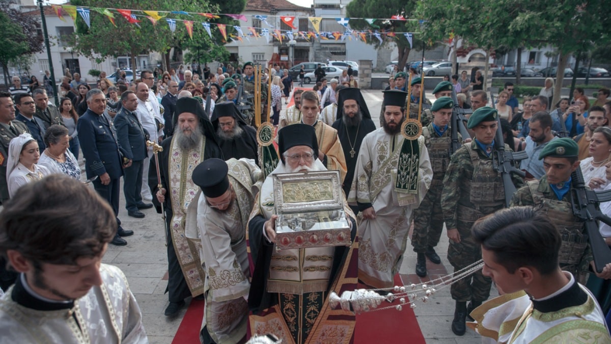 Δέος στον Βόλο: Υποδέχθηκαν το άφθαρτο χέρι της Μαρίας της Μαγδαληνής – Πλήθος κόσμου για προσκύνημα