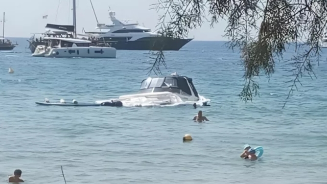 Σοκαριστικό θέαμα στη Βουλιαγμένη: Σκάφος βυθιζόταν δίπλα σε λουόμενους – Ήταν αγκυροβολημένο 300 μ από την ακτή (video)