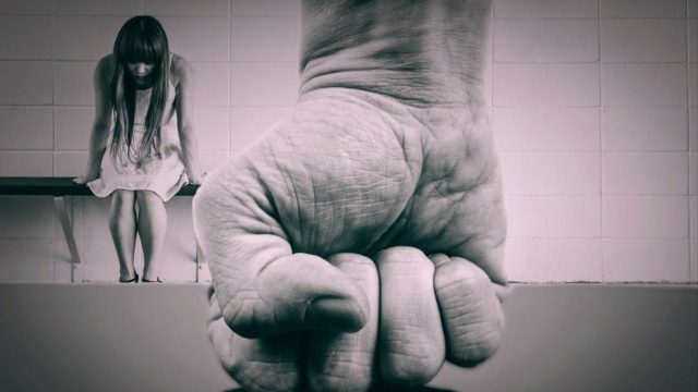 Νέα υπόθεση «Πελικό»: 46χρονος νάρκωνε τη σύζυγό του, τη θώπευε και τραβούσε βίντεο