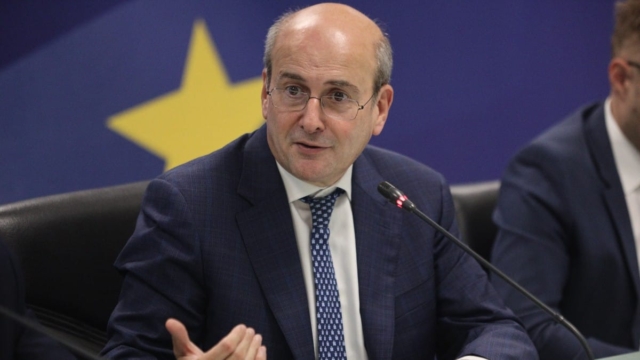 «Η Ελλάδα θα ανέβει πολλά σκαλιά έως το 2028»: Το πλάνο για την ανάπτυξη και την αύξηση του κατώτατου μισθού