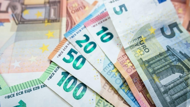 Έκτακτο δώρο σε 1,2 εκατομμύρια ευάλωτους και συνταξιούχους – Τι θα γίνει με το επίδομα παιδιού
