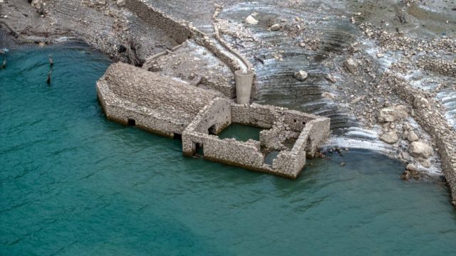 Κάλλιο: Συγκλονιστικές εικόνες από το ελληνικό χωριό-φάντασμα που αναδύθηκε από τον βυθό της λίμνης Μόρνου