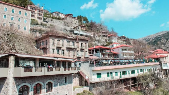 Απόκοσμο: Το γραφικό χωριό της Πελοποννήσου που μοιάζει να κρέμεται από την πλαγιά του βουνού!
