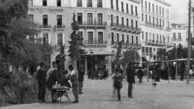 Κουίζ για την παλιά Αθήνα: Αναγνωρίζετε την πλατεία; Από αυτή την ερημική περιοχή περνούν καθημερινά χιλιάδες κόσμου