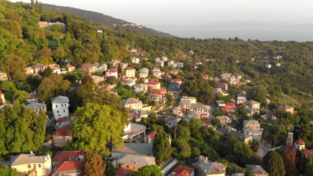 Ένα ιστορικό διαμάντι περιτριγυρισμένο με ελιές και καστανιές: Υπέροχη θέα και απίστευτη φυσική ομορφιά