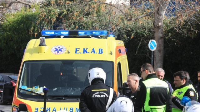 Σοκ στους Αγίους Αναργύρους: Σοβάς έπεσε στο κεφάλι 15χρονης ενώ περίμενε σε στάση λεωφορείου