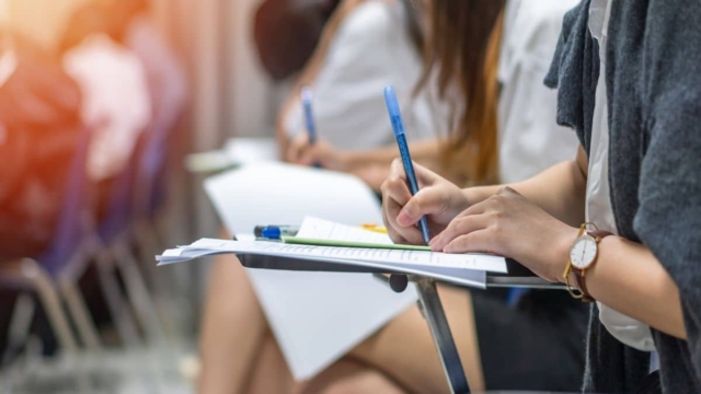 Αντίστροφη µέτρηση για 333.741 αιώνιους φοιτητές: Η διορία για τις διαγραφές και οι παρασκηνιακές πιέσεις για αναβολή