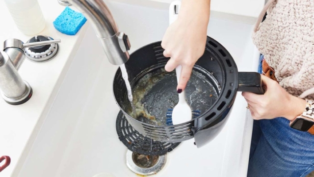 Ο κατάλληλος τρόπος να καθαρίσετε το air fryer από λίπη μετά το μαγείρεμα