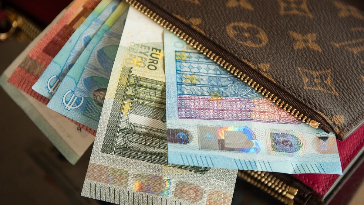Καλπάζει η ακρίβεια: Αλλαγές σε συντάξεις και μισθούς το 2025 ! (video)