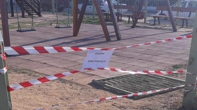 Έχει τέλος η κατάντια; Παραλίγο τραγωδία σε παιδική χαρά της Αλεξανδρούπολης – Πόρτα έπεσε πάνω σε παιδάκι 1,5 ετών