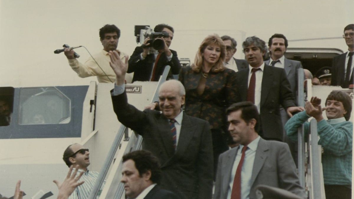 22/10/1988: Ένα νεύμα που έμεινε για πάντα – Όταν ο Ανδρέας Παπανδρέου σύστησε σε όλη την Ελλάδα τη Δήμητρα Λιάνη