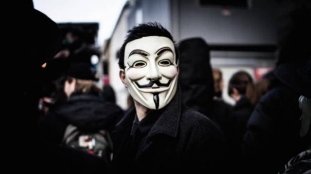 Σκάνδαλο μεγατόνων: Μέλος των Anonymous εκβίαζε ιταλούς πολιτικούς και έβγαλε εκατομμύρια – Ήταν συνεργάτης του υπουργείου Εσωτερικών