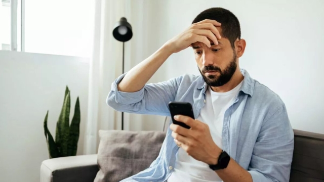 «Θέλω διαζύγιο – Είμαι αηδιασμένος με αυτό που βρήκα στο κινητό της γυναίκας μου»