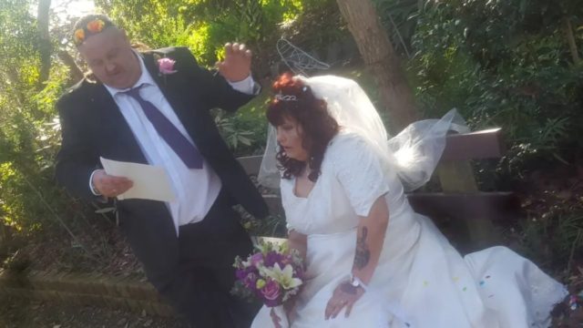 Οικογενειακό δράμα: Έπιασε τη σύζυγό του να κάνει σeξ με τον αδερφό του, ενώ τους παρακολουθούσε ατάραχη η μητέρα του (photos)