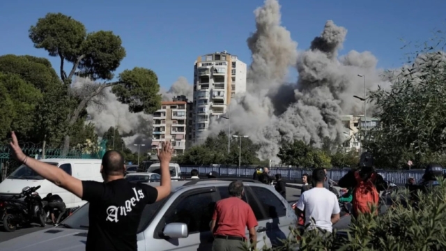 Το Ισραήλ «σφυροκοπά» τη Βηρυτό: H συγκλονιστική στιγμή που ισοπεδώνεται κτίριο από πύραυλο