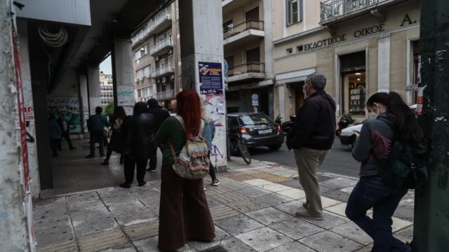 Τρόμος στο Μενίδι: 18χρονος έστειλε ηλικιωμένη στην εντατική για… τη σειρά στο ATM