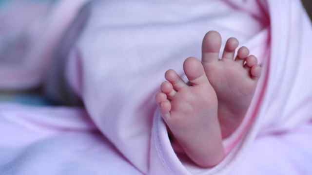 Αδιανόητη φρίκη: Πατέρας εθισμένος στον τζόγο πούλησε την κόρη του στο Facebook για ένα μικρό ποσό!