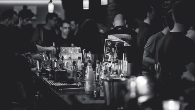 Λ. Βουλιαγμένης: «Σέρβιραν αλκοόλ χωρίς κανέναν έλεγχο και προφανώς κακής ποιότητας» – Τι λέει πατέρας ανήλικης (video)