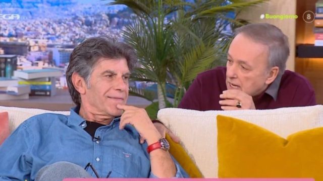 «Κόκκαλο» ο Γιάννης Μπέζος με τον Ανδρέα Μικρούτσικο πίσω από τον καναπέ: «Τι ήταν αυτή η κίνηση;»