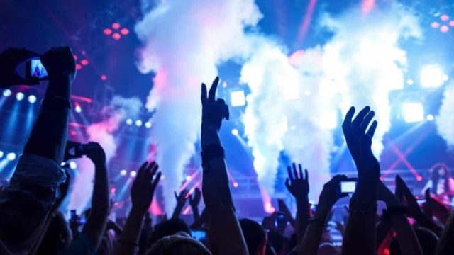 «Επειδή μας κλείνουν και απ’ έξω έχει ιστορία» – Η στιγμή που λιποθυμούν μαθητές και σταματά το πάρτι στη Βουλιαγμένης (video)