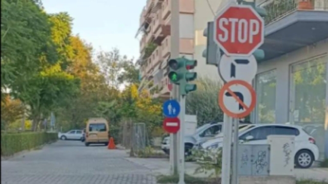 Ούτε αριστερά ούτε δεξιά: Σε ποια πόλη της Ελλάδας βρίσκεται ο viral δρόμος που οι οδηγοί δε ξέρουν πως να κινηθούν (video)