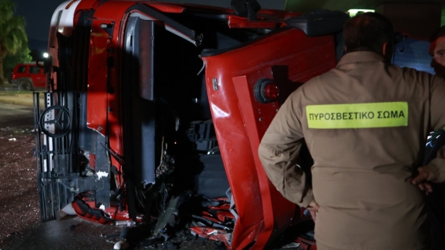 Τραγωδία στον Ασπρόπυργο: Εξετράπη πυροσβεστικό όχημα – Νεκρός ο οδηγός, δύο τραυματίες
