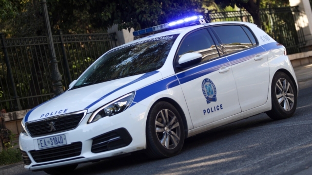 Καταγγέλουν ξυλοδαρμό από αστυνομικούς επειδή είναι Ρομά – «Χτυπούσε μανιακά με το γκλοπ, έπεσε πάνω του για να μην τον σκοτώσει» (video)