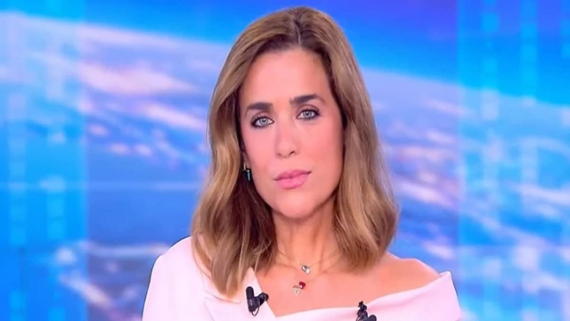 Αποκαλυπτικές φωτογραφίες στην παραλία – Η Εύα Αντωνοπούλου με σέξι μαγιό!
