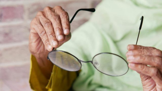 Άψογο αποτέλεσμα: Κάντε τα γυαλιά σας σαν καινούργια με 1 μόνο υλικό από την κουζίνα!