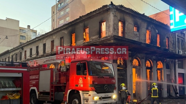 Φωτιά σε αποθήκη στον Πειραιά: Μαύροι καπνοί σκέπασαν το λιμάνι