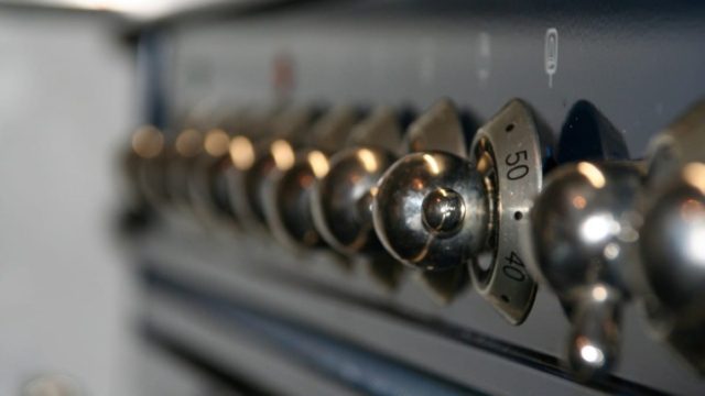 «Επιχείρηση κουζίνα»: Πώς να καθαρίσεις τη γεμάτη από λίπος πόρτα του φούρνου σου