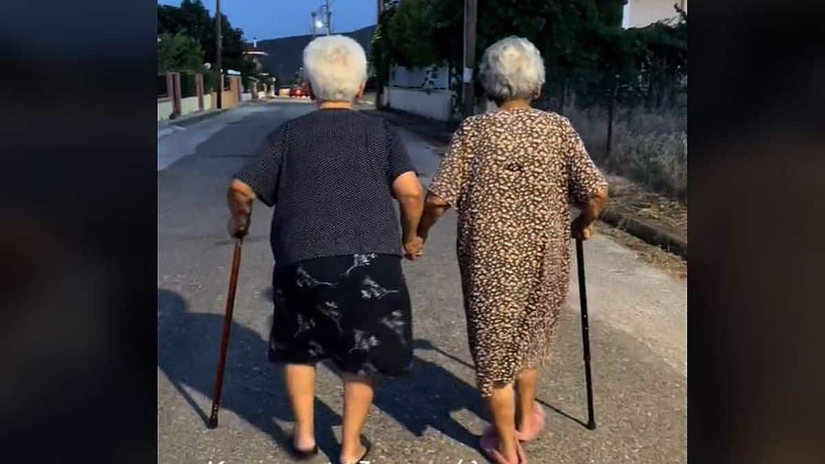 Όχι, δεν κλαίμε: Κολλητές φίλες πιάνονται χέρι χέρι μέχρι τα γεράματα! (video)