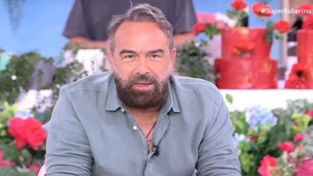 Θρίλερ για τον Γρηγόρη Γκουντάρα: Επίθεση από συνεργάτη του δημάρχου Σαρωνικού – «Κόλλησε το πρόσωπό μου στο…»