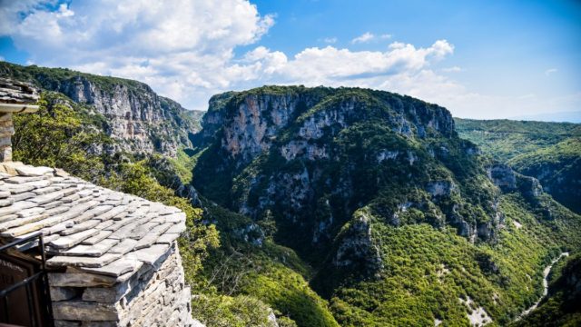 Η Φωτογραφία της Ημέρας: Η μαγική θέα από την Ιερά Μονή Αγίας Παρασκευής στο Μονοδένδρι