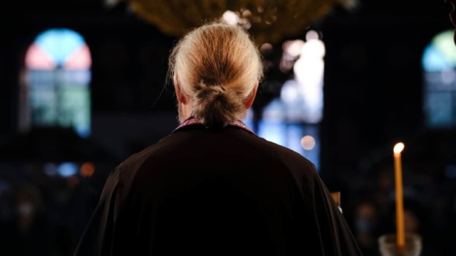 «Το σώμα μας είναι οίκος του Θεού» – Τι λέει ο ιερέας που διέκοψε γάμο γιατί δεν ενέκρινε την ενδυμασία της κουμπάρας (video)