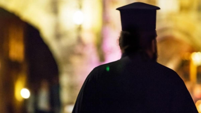 Διαλυμένη η οικογένεια του ιερέα και της κακοποιημένης πρεσβυτέρας μετά τις αποκαλύψεις: «Ήξερα την παθολογική του ζήλεια αλλά…»