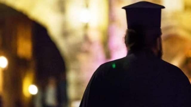 Σάλος στην Αγία Παρασκεύη: Ιερέας ήταν μεθυσμένος και δε φορούσε τα ράσα του