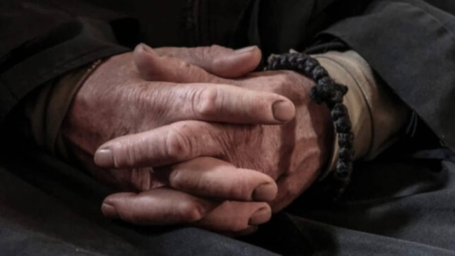 Ποιος είναι ο χαρτομάντης με το ράσο που συστήνεται ως «πατέρας Χριστόφορος» – Νέες αποκαλύψεις και ντοκουμέντα (video)