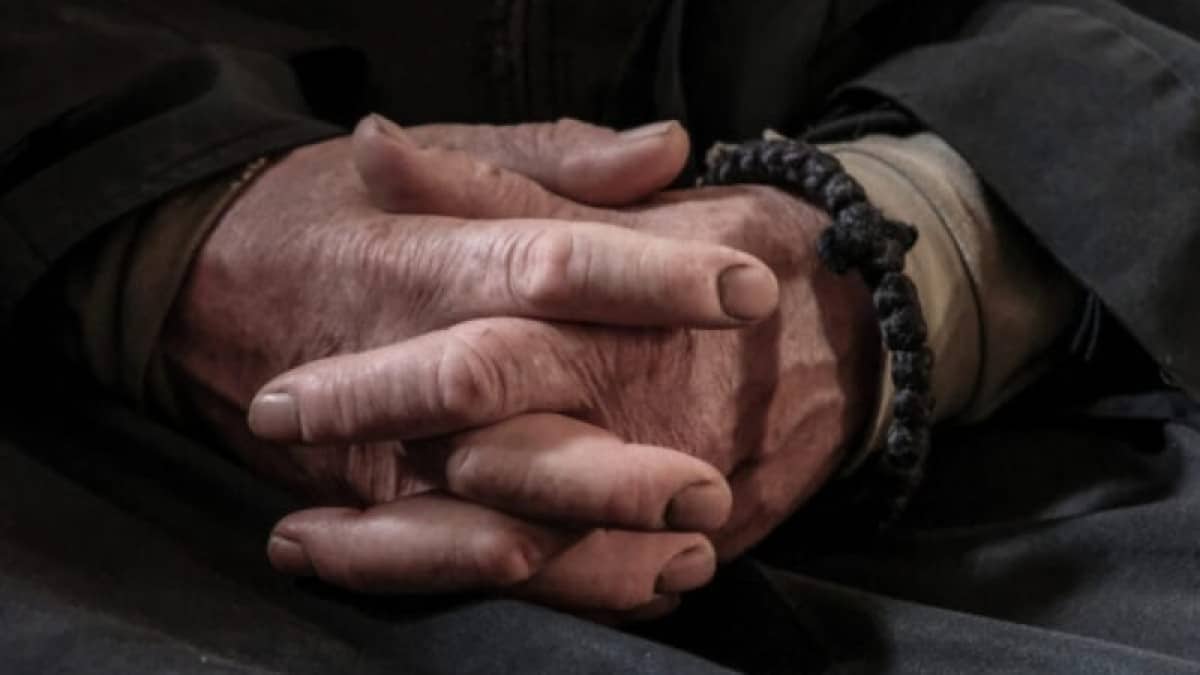 Ποιος είναι ο χαρτομάντης με το ράσο που συστήνεται ως «πατέρας Χριστόφορος» – Νέες αποκαλύψεις και ντοκουμέντα (video)