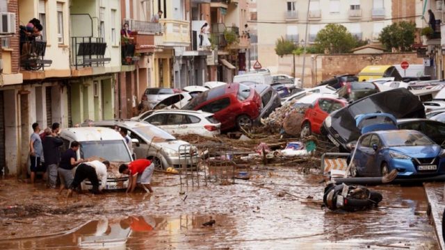 Ανείπωτη τραγωδία στη Ισπανία: Τουλάχιστον 95 νεκροί από τις φονικές πλημμύρες – «Βυθίστηκε» η Βαλένθια στο χώμα (video)
